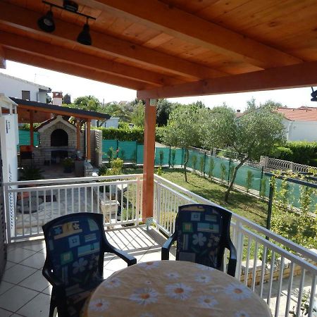 Apartman Duje Petrčane Exterior foto