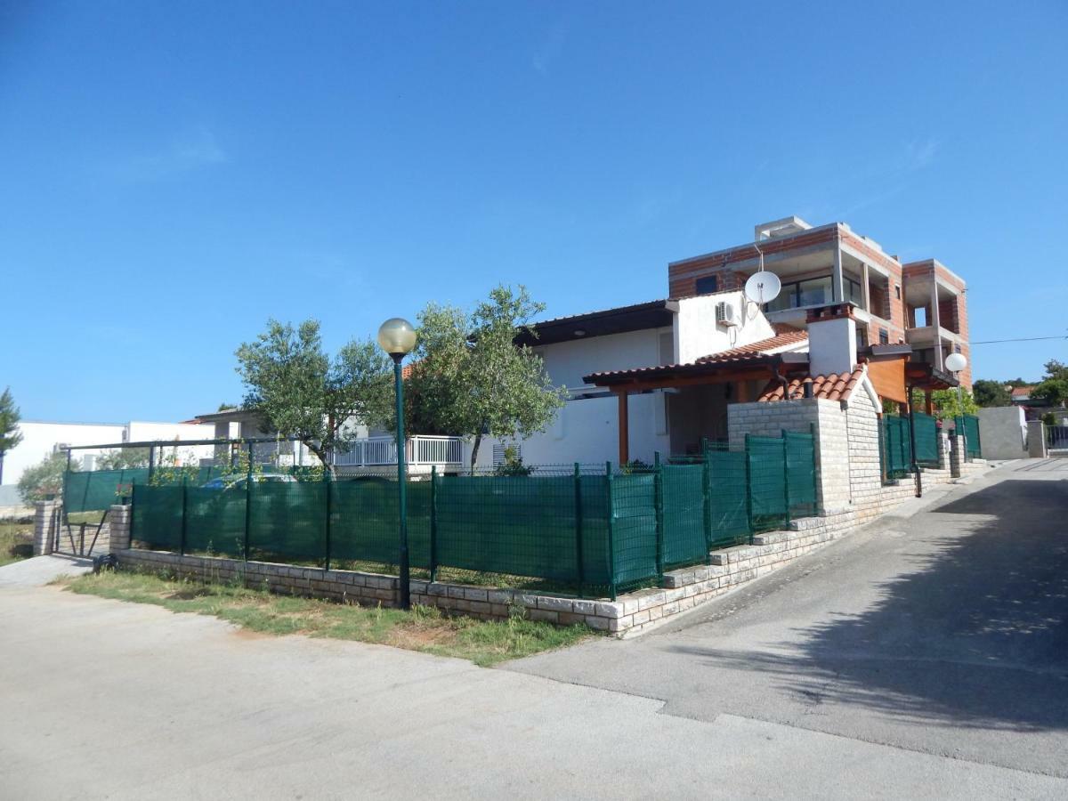 Apartman Duje Petrčane Exterior foto